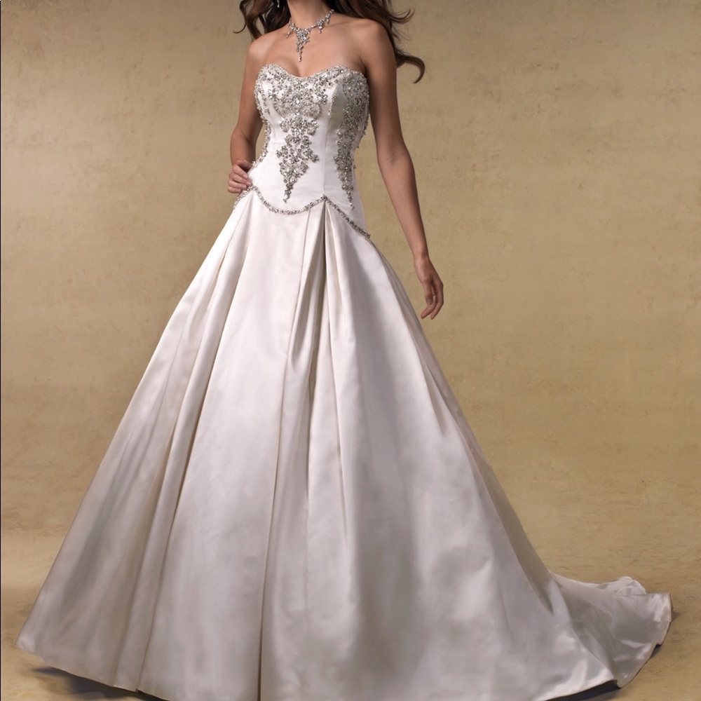 Beautiful 2013 Maggie Sottero style wedding dress